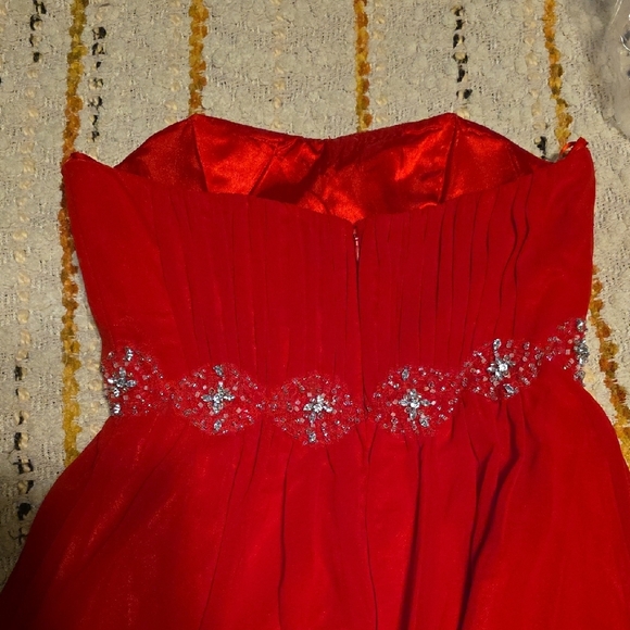 Elegant Red Gown with Embellished Waist - Picture 4 of 4